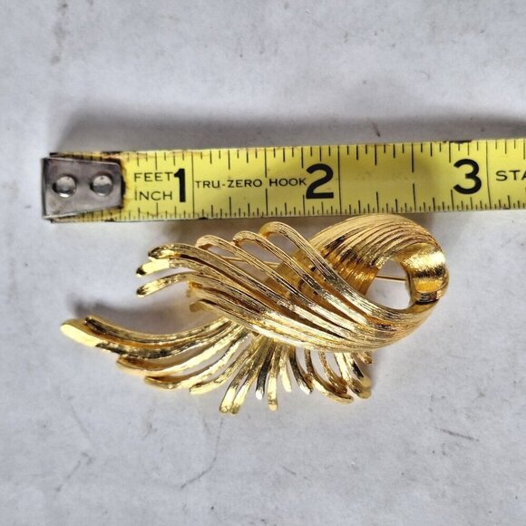 Vintage Monet Gold Tone Ribbon Brooch Pin Costume Jewelry - Picture 5 of 5